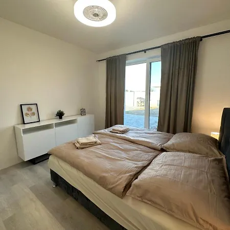 Klimatizovany Apartmanovy Dom S Virivkou, 9a Senec