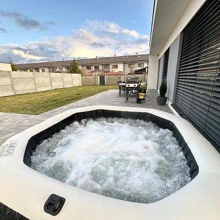 Klimatizovany Apartmanovy Dom S Virivkou, 9a *