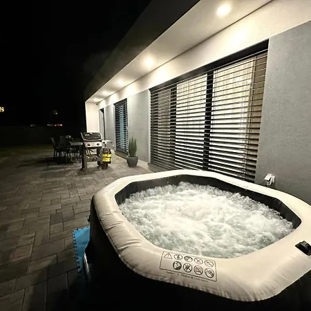 Klimatizovany Apartmanovy Dom S Virivkou, 9a Holiday home