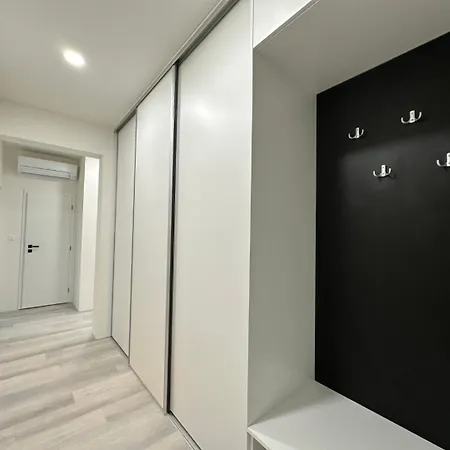 Klimatizovany Apartmanovy Dom S Virivkou, 9a Senec