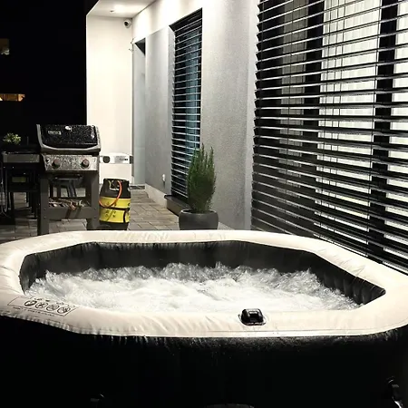 Klimatizovany Apartmanovy Dom S Virivkou, 9a בית נופש *