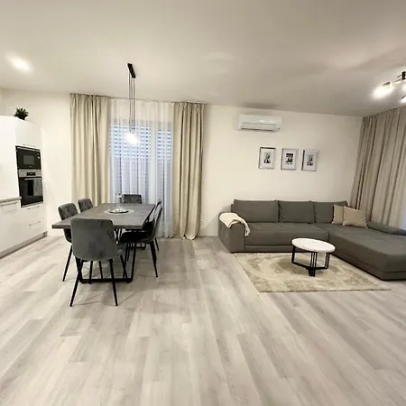 Klimatizovany Apartmanovy Dom S Virivkou, 9a * סנץ