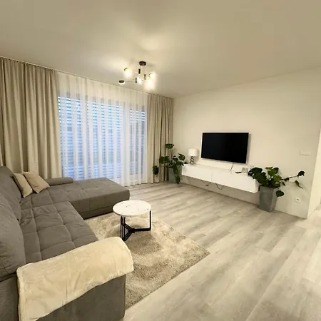 Klimatizovany Apartmanovy Dom S Virivkou, 9a Senec