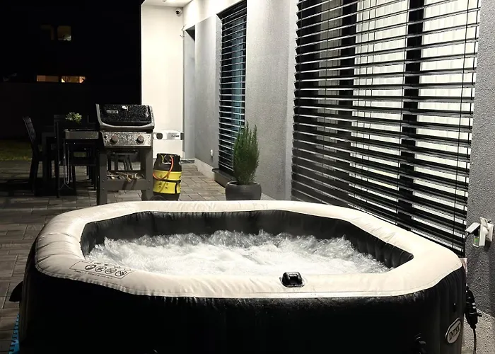 Klimatizovany Apartmanovy Dom S Virivkou, 9a 度假居 *